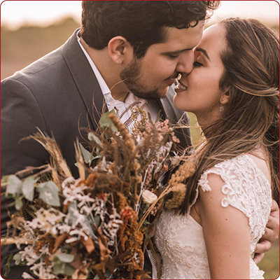 Brautpaar küsst sich